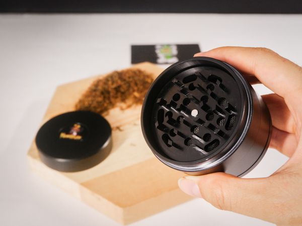 Grinder 7 Pieces Honeypuff 1 z2928924540458 e59f9d4028bb2b8d875c1e03bdee7123 6051e2df89584156860afc70adf14a5b grande